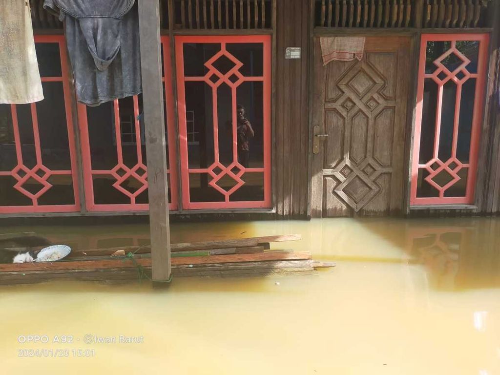 Kondisi rumah Iwan, warga Barito Utara di Kalimantan Tengah, yang rumahnya direndam banjir pada Minggu (21/1/2024).