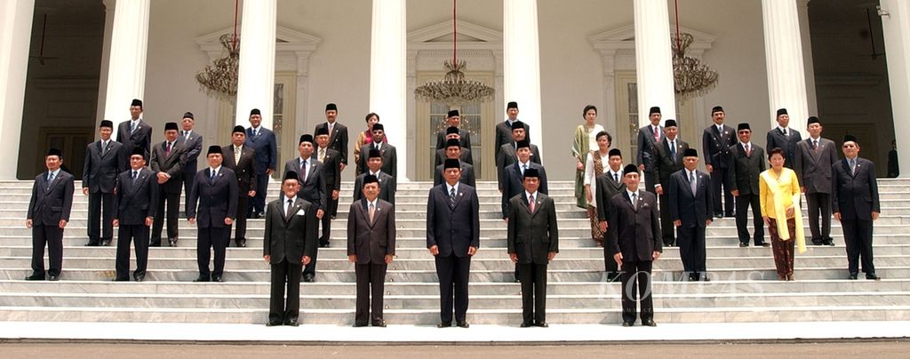 President Susilo Bambang Yudhoyono and Vice President Jusuf Kalla (center) took a photo together with all members of the United Indonesia Cabinet at the Merdeka Palace on Thursday, September 21, 2004. The cabinet consisted of 34 ministers as well as the Attorney General and Cabinet Secretary. They were inaugurated by the president in the morning. Among the cabinet members, four were women and most were fresh faces.
