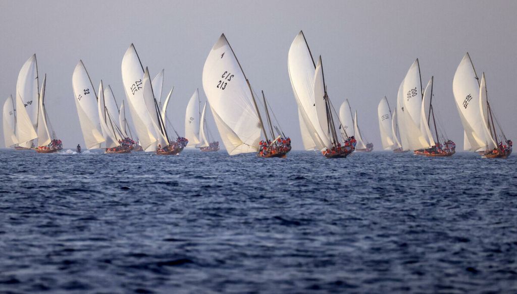 Para peserta lomba perahu layar tengah bersaing mengarungi perairan Pulau Dalma, di lepas pantai Abu Dhabi, Uni Emirat Arab, pada 20 Mei 2021.