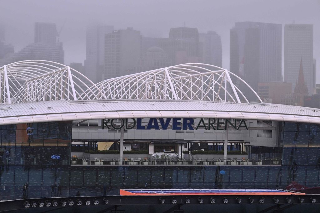 Rod Laver Arena, arena terbesar di Melbourne Park, diguyur hujan pada hari ketiga turnamen tenis Grand Slam Australia Terbuka di Melbourne Park, Rabu (18/1/2023).