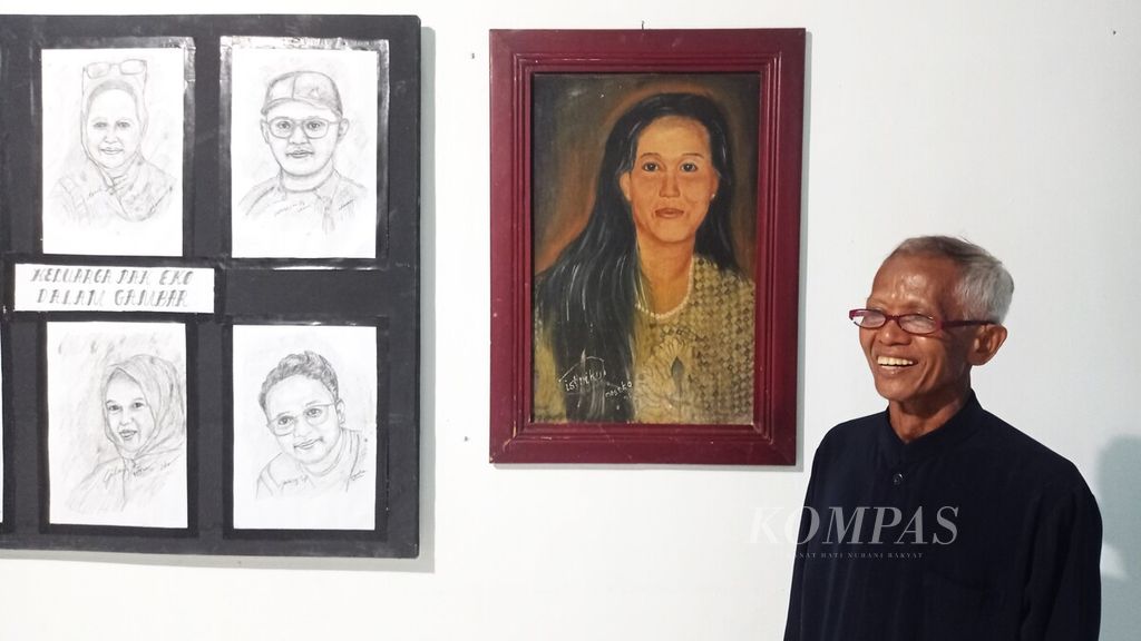 Yulianto Eko Sunugroho atau yang akrab disapa Eko YES menunjukkan lukisan istrinya yang ia buat, juga sketsa anak-anaknya, di rumah Galeri Seni Lukis Eko YES di Palangkaraya.