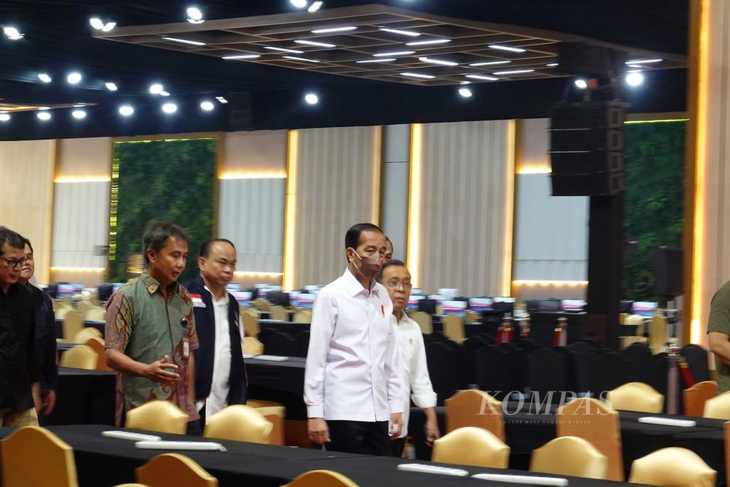 Deputi Bidang Protokol, Pers, dan Media Sekretariat Presiden Bey Machmudin (kemeja hijau) mendampingi Presiden Joko Widodo meninjau kesiapan penyelenggaraan Konferensi Tingkat Tinggi (KTT) Ke-43 ASEAN, Jumat (1/9/2023). KTT akan diselenggarakan di Jakarta Convention Center (JCC) pada 5-7 September mendatang.