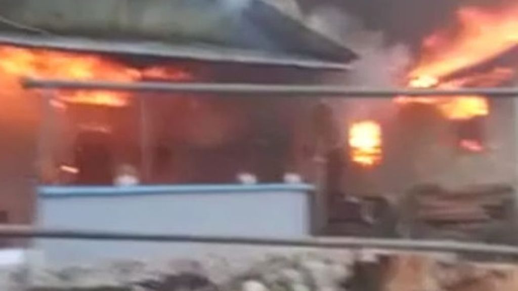  Tangkapan layar rumah warga di Kampung Kariuw, Pulau Haruku, Kabupaten Maluku Tengah, Maluku, yang dibakar massa yang datang dari luar pada Rabu (26/1/2022). 