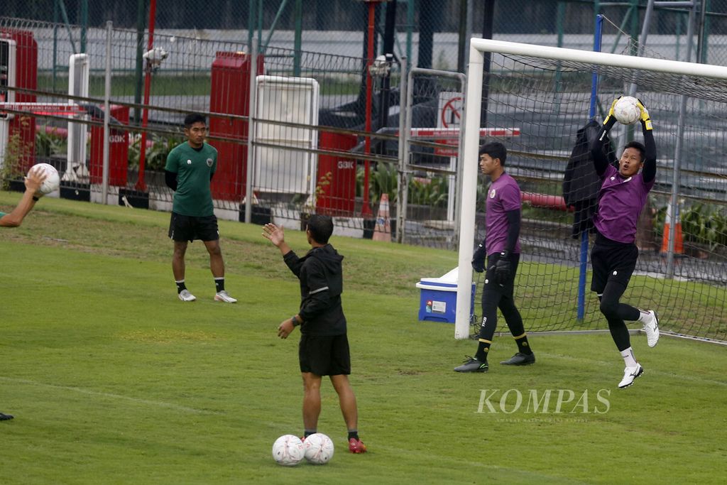 Dua penjaga gawang tim nasional Indonesia berlatih di Lapangan A Kompleks Gelora Bung Karno, Senayan, Jakarta, Rabu (4/1/2023). 