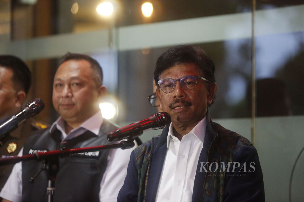 Menteri Komunikasi dan Informatika Johnny G Plate memberi keterangan kepada wartawan seusai diperiksa sebagai saksi dalam kasus dugaan korupsi proyek BTS 4G di Gedung Kejaksaan Agung, Jakarta, Selasa (14/2/2023). 