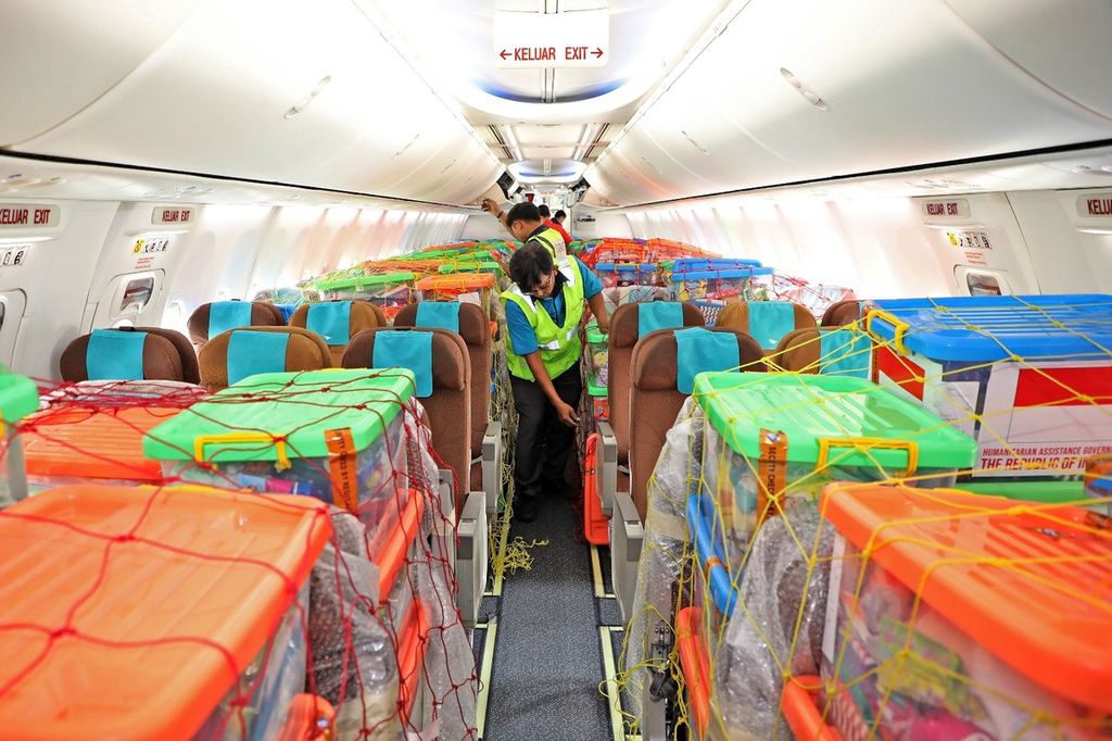 Sejumlah petugas menyiapkan barang dan peralatan bantuan dari Pemerintah Indonesia untuk negara Republik Vanuatu di dalam pesawat Garuda Indonesia di Terminal Kargo, Bandara Internasional Soekarno-Hatta, Tangerang, Banten, Senin (8/5/2023).