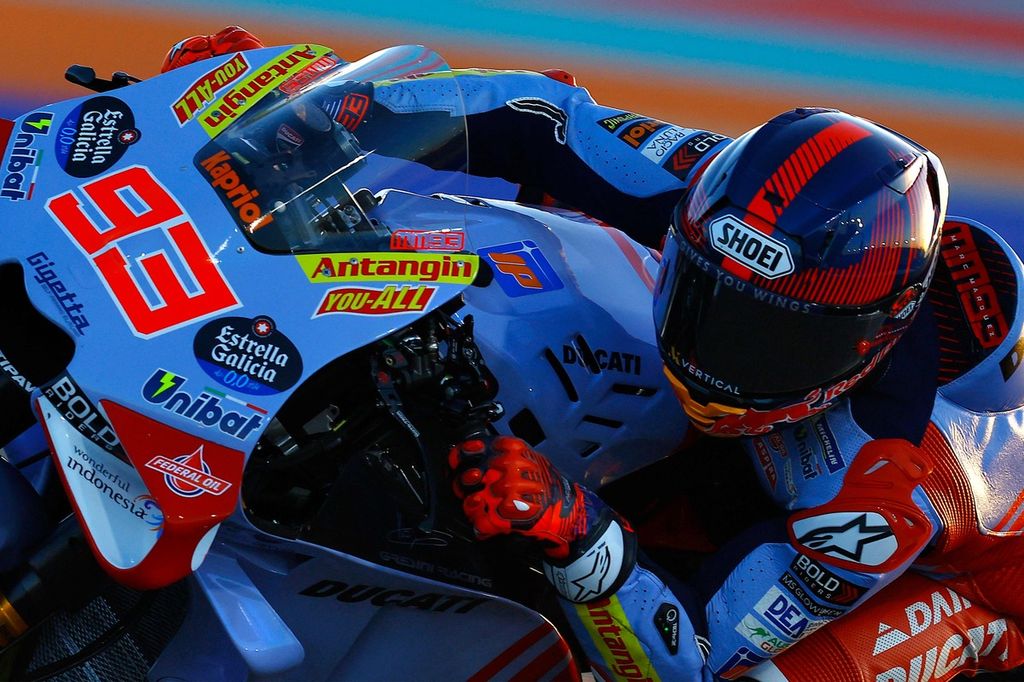Pebalap tim Gresini Racing Marc Marquez memacu motornya pada hari pertama tes pramusim MotoGP di Sirkuit Lusail, Doha, Qatar, Senin (19/2/2024).
