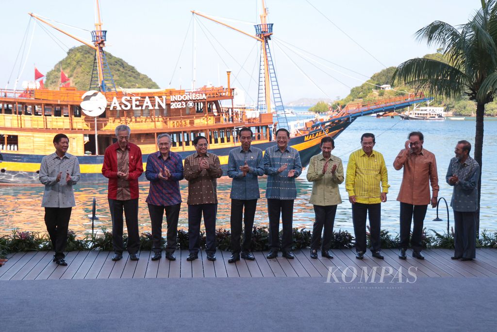 ASEAN leaders who attended the 42nd ASEAN Summit in Labuan Bajo, West Manggarai Regency, East Nusa Tenggara, wore woven clothes with manuk eyes motifs, a typical West Manggarai motif in Labuan Bajo Bay on Thursday (11/5/2023).