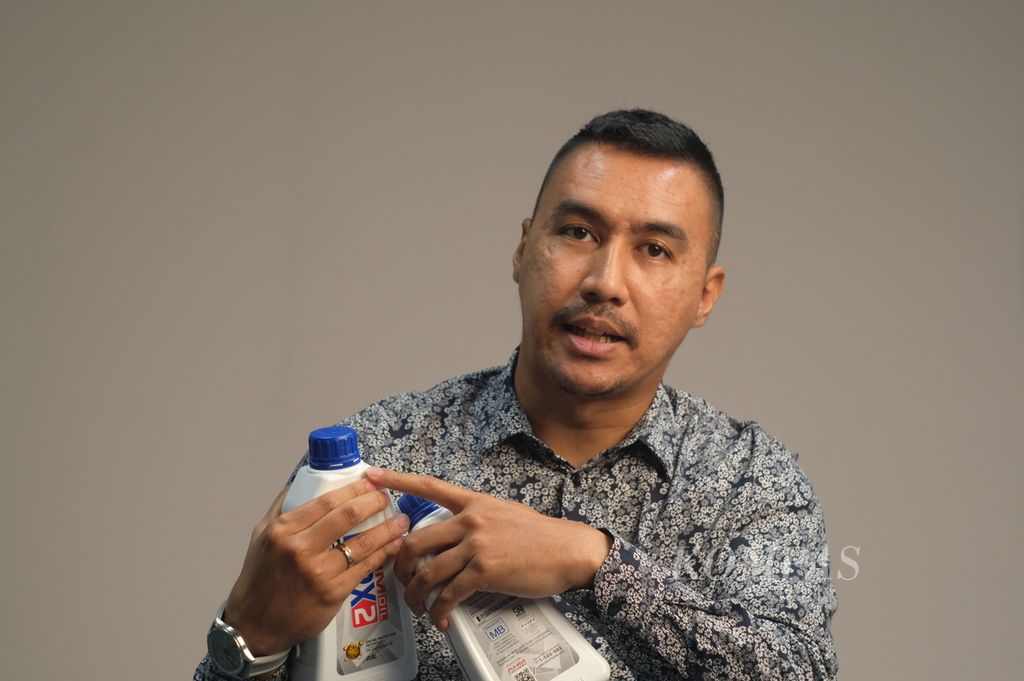 Kuasa hukum internal PT AHM, Edward, saat menjelaskan detail kemasan oli merek MPX di Jakarta, Rabu (16/11/2022).
