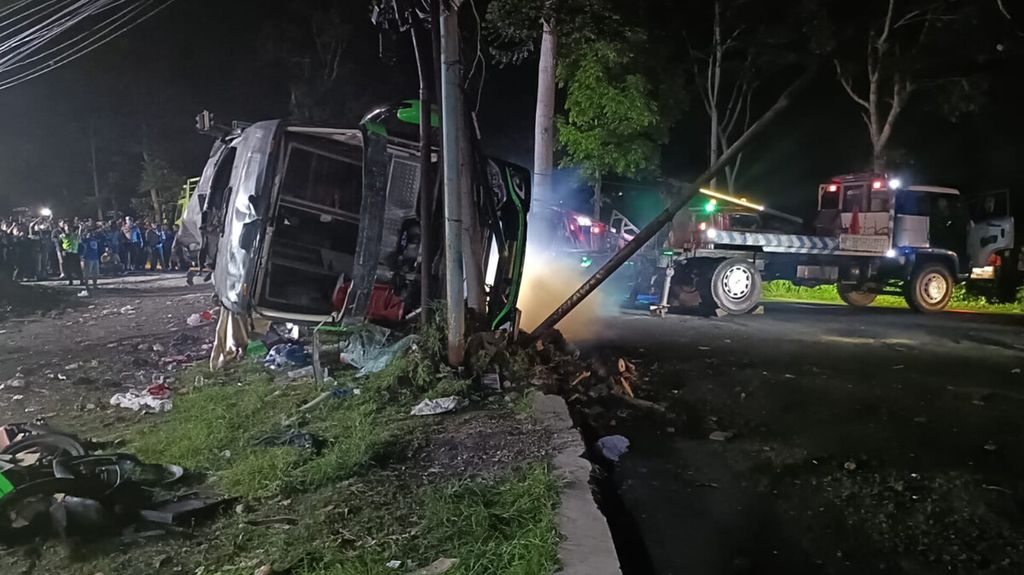 Kondisi bus Trans Putera Fajar, yang mengangkut puluhan pelajar SMK Lingga Kencana, yang tergelincir di jalan raya  Desa Palasari, Kecamatan Ciater, Kabupaten Subang, Jawa Barat, Sabtu (11/5/2024). Sebelas orang tewas akibat peristiwa ini.