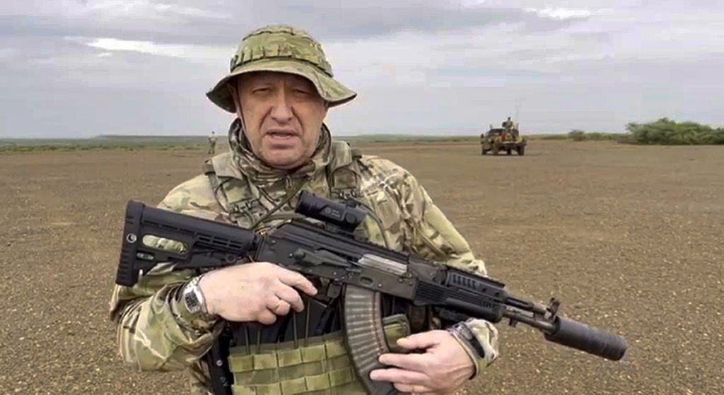Dalam foto yang diambil dari video yang dirilis Telegram Razgruzka_Vagnera pada 21 Agustus 2023, Yevgeny Prigozhin, pemilik perusahaan militer Grup Wagner, berbicara kepada kamera di lokasi yang tidak diketahui. 
