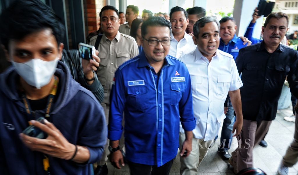 Sekretaris Jenderal Partai Demokrat Teuku Riefky Harsya (kiri) berjalan bersama Sekretaris Jenderal Partai Gerindra Ahmad Muzani menuju Auditorium Yudhoyono di Kantor DPP Partai Demokrat, Jakarta, Kamis (20/7/2023). 