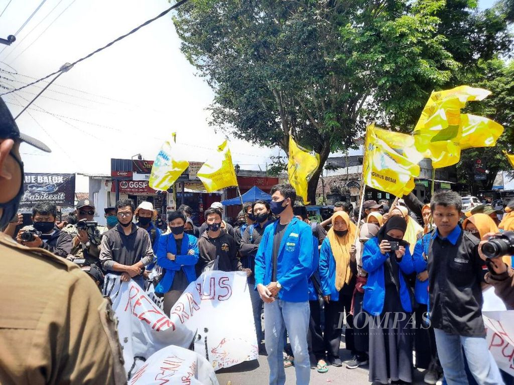 Puluhan mahasiswa yang tergabung dalam PMII Kabupaten Temanggung menggelar aksi memprotes RUU Cipta Kerja, Kamis (8/10/2020).
