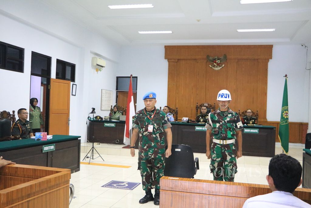 Terdakwa anggota Pasukan Pengamanan Presiden, Kapten (Inf) Hormat Togarly Purba (kiri), meninggalkan ruang sidang usai mendengar putusan yang dibacakan Majelis Hakim Pengadilan Militer I-02 Medan, Sumatera Utara, Senin (29/5/2023). 