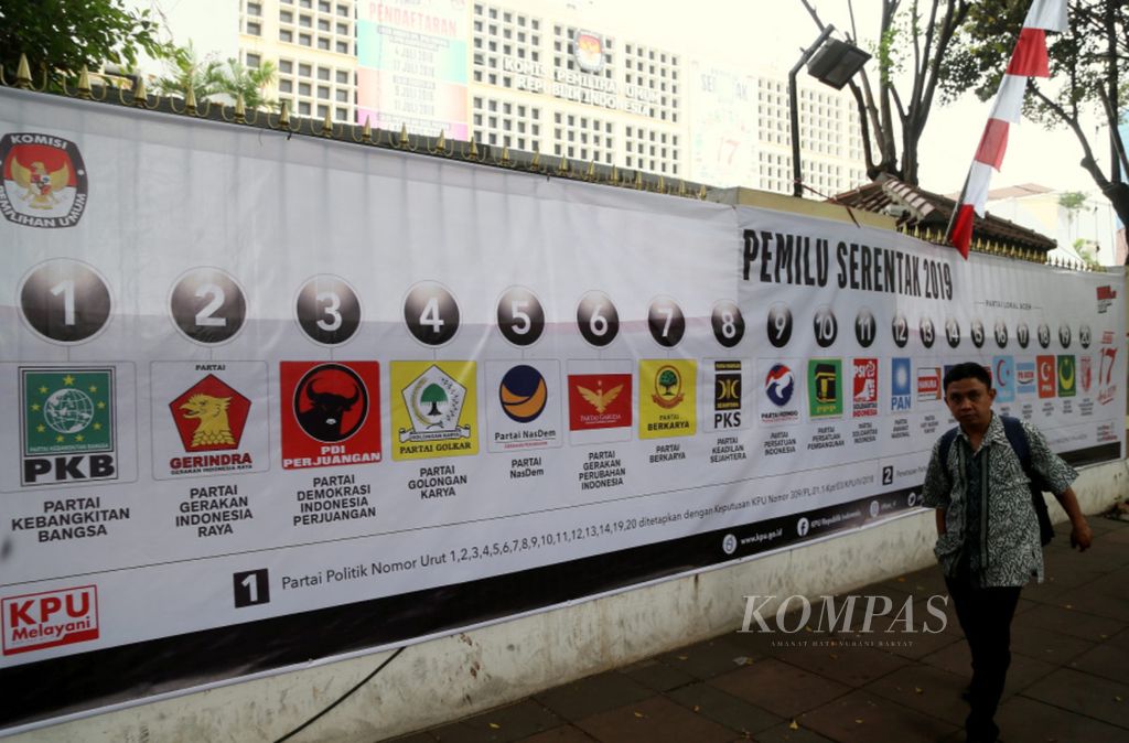 Spanduk besar tentang partai-partai politik yang ikut dalam pemilu serentak 2019 terpampang di salah satu sudut Gedung Komisi Pemilihan Umum, Jakarta, Selasa (7/8/2018). 
