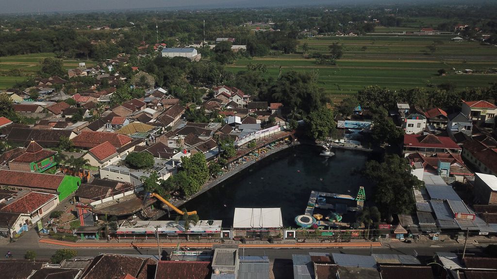 Suasana lengang terlihat di obyek wisata Umbul Ponggok di Desa Ponggok, Polanharjo, Klaten, Jawa Tengah, yang masih ditutup akibat pandemi Covid-19, Jumat (26/6/2020). 