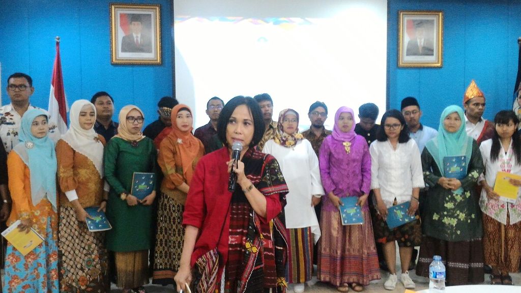 Penguatan pendidikan karakter menjadi salah satu program prioritas pendidikan nasional. Para guru sebagai pendidik punya peran membentuk siswa menjadi manusia yang utuh nalar dan budinya. Para guru yang ikut Sekolah Guru Kebinekaan 2017 yang digagas Yayasan Cahaya Guru disiapkan menjadi rujukan keberagaman, kemanusiaan, dan kebangsaan agar dapat menjadi teladan bagi siswa di sekolah masing-masing.