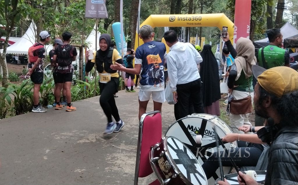 Pelari lomba Siksorogo Lawu Ultra 2023 disambut menjelang garis finis di Bumi Perkemahan Sekipan, Tawangmangu, Kabupaten Karanganyar, Jawa Tengah, Minggu (3/12/2023).