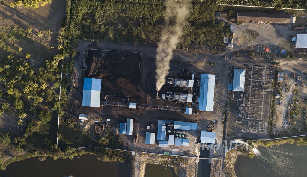 Foto udara Pembangkit Listrik Tenaga Uap (PLTU) Ropa di Desa Keliwumbu, Kecamatan Mourole, Kabupaten Ende, NTT, Kamis (7/10/2021). PLTU Ropa dengan kapasitas 2 x 7 megawatt (MW) mulai memanfaatkan metode<i> co-firing</i> dengan memanfaatkan sampah biomassa 5 persen sebagai substitusi atau campuran batubara.