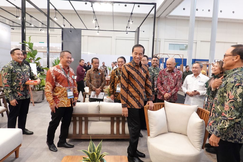 Presiden Jokowi meninjau IFFINA Indonesia Meubel & Design Expo 2023 di ICE BSD, Tangerang, Banten, Kamis (14/9/2023).