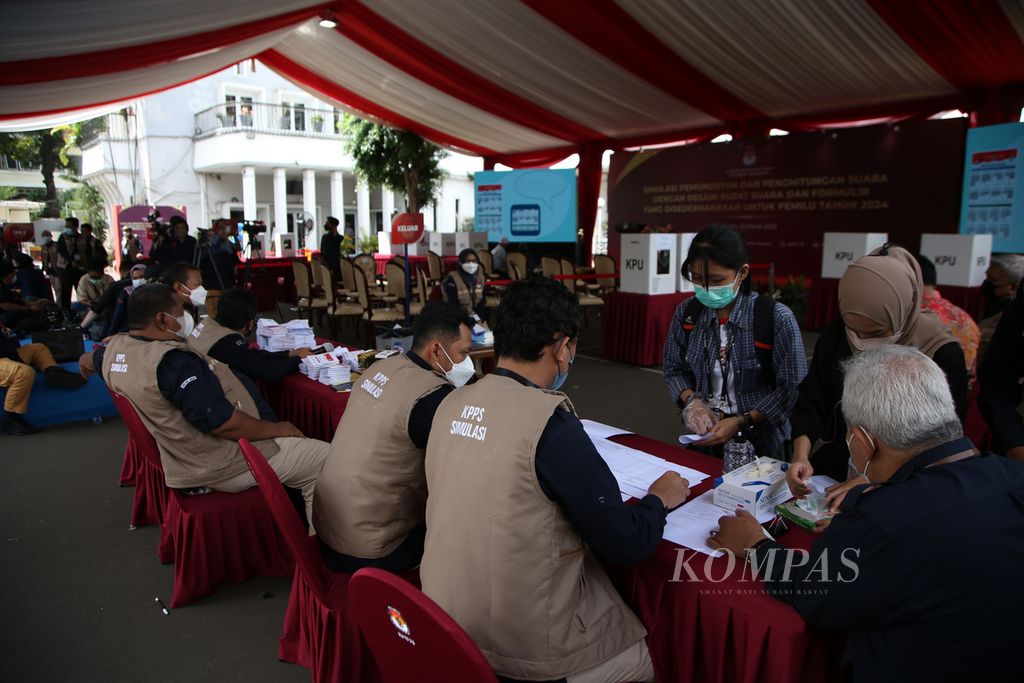 Suasana simulasi pemungutan dan penghitungan suara Pemilu 2024 di kantor Komisi Pemilihan Umum, Jakarta, Selasa (22/3/2022).