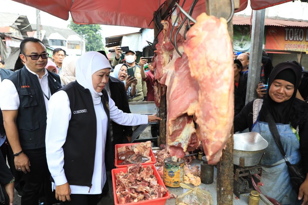 Gubernur Jawa Timur Khofifah Indar Parawansa mengecek stok dan harga bahan kebutuhan pokok, termasuk daging sapi, di Pasar Krian, Sidoarjo, Jumat (29/12/2023). 