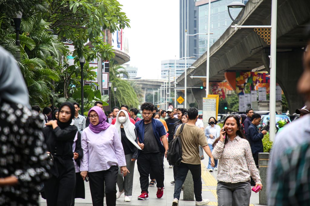 Karyawan memenuhi pedesterian di kawasan Kuningan, Jakarta Selatan, saat jam makan siang, Selasa (27/2/2024). Para karyawan ini adalah potret kelas menengah Indonesia. Kelas menengah dengan gaji terbatas bersiasat untuk mencukupi kebutuhan sehari-hari dan menabung untuk masa depan. 