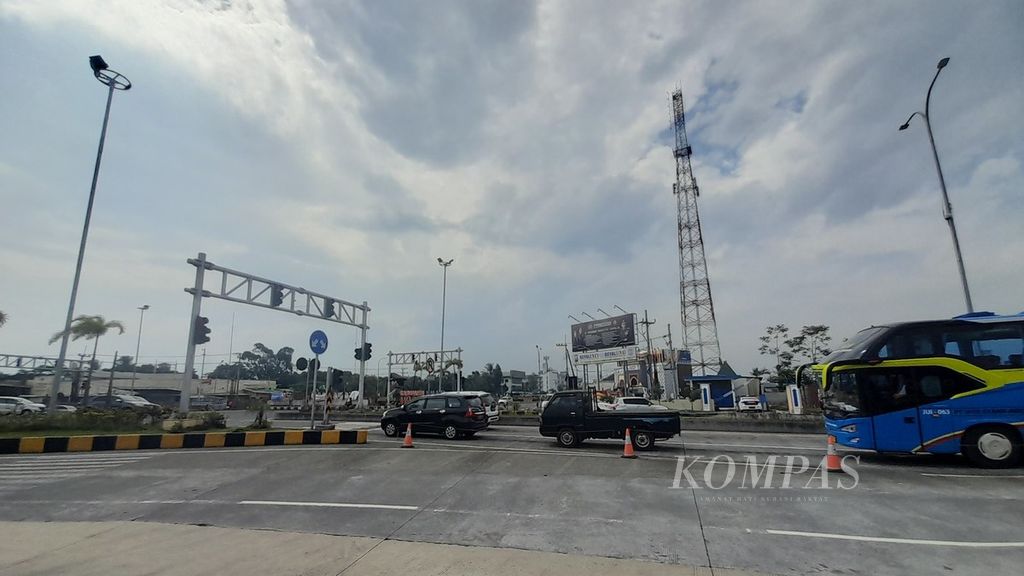 Beberapa kendaraan yang baru keluar dari Gerbang Tol Pandaan-Malang tengah menunggu lampu pengatur lalu lintas berwarna hijau di simpang empat Karanglo, Singosari, Kabupaten Malang, Jawa Timur, Kamis (28/4/2022).