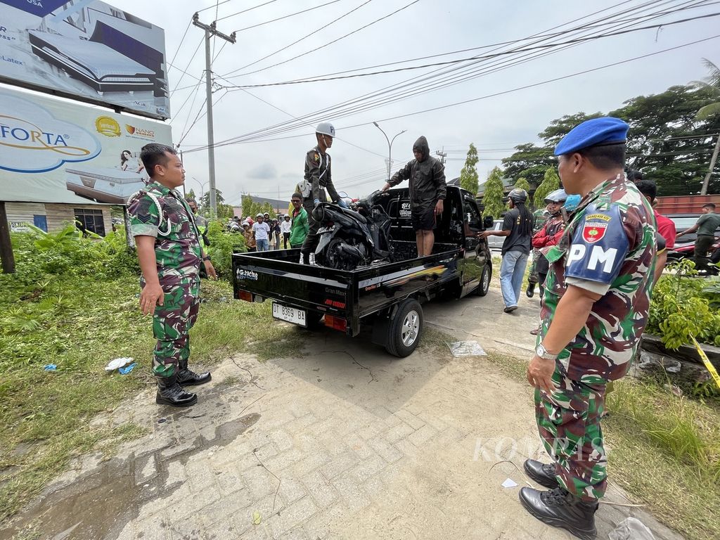 Petugas dari Denpom Kendari mengangkut motor seorang anggota Kodim 1417 Kendari Serma Agustang yang ditemukan meninggal dunia di sebuah parit di Kendari, Sulawesi Tenggara, Kamis (23/2/2023) siang. Korban sebelumnya dilaporkan hilang oleh keluarga sejak lima hari lalu.