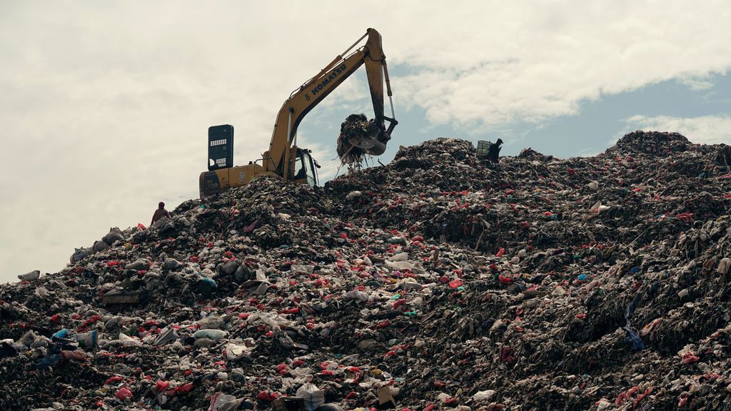 Alat berat meratakan timbulan sampah di Tempat Pembuangan Akhir (TPA) Burangkeng di Kecamatan Setu, Kabupaten Bekasi, Jawa Barat, Jumat (2/9/2022). 