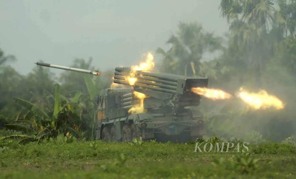 Peluncur roket jenis RM 70 Grad milik Korps Marinir menembakkan roket, di Pusat Latihan Tempur Karangtekok, Situbondo, Sabtu (2/2/2008).