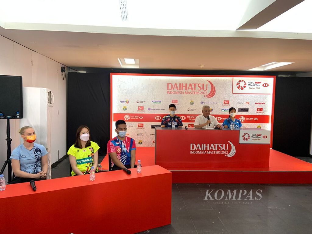 Pebulu tangkis yang akan mengikuti turnamen Daihatsu Indonesia Masters hadir dalam konferensi pers di Jakarta, Senin (6/6/2022). Untuk pertama kali selama pandemi Covid-19, penonton bisa hadir langsung menyaksikan pertandingan di Istora Senayan, Jakarta.