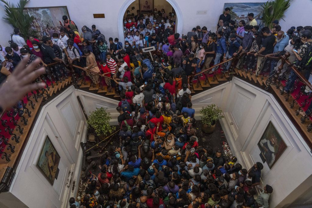 Pengunjuk rasa menduduki rumah dinas presiden Sri Lanka di Colombo, Sri Lanka, Senin (11/7/2022). Sri Lanka tengah berada vakum kekuasaan setelah para pemimpinnya menyatakan akan lengser menyusul gelombang unjuk rasa yang terus memuncak di negara itu. 