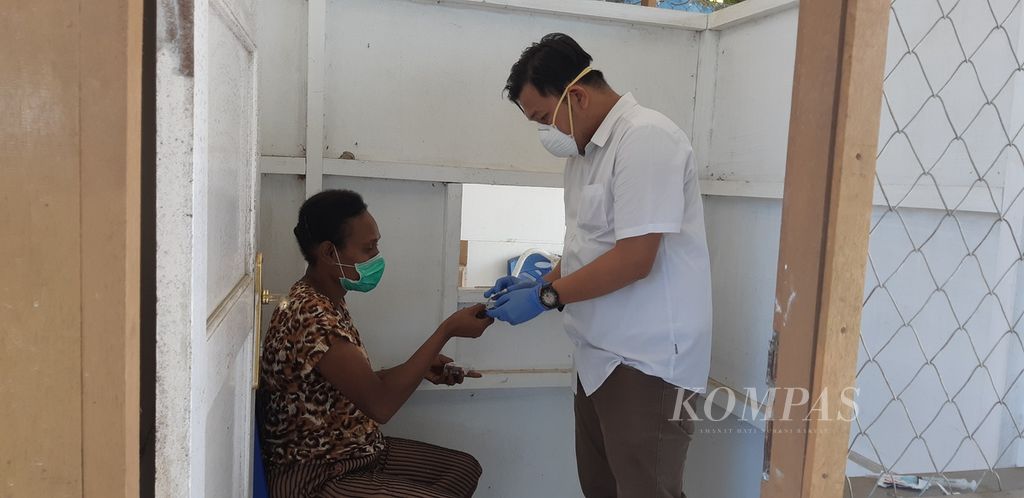 Pemberian obat khusus bagi pasien yang menderita tuberkulosis resistan obat di Puskesmas Kampung Harapan, Distrik Sentani Timur, Kabupaten Jayapura, Papua, Rabu (18/3/2020).
