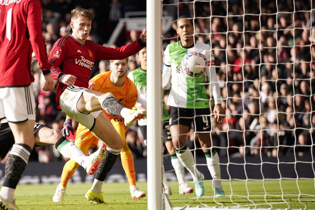 Pemain Manchester United Scott McTominay menendang bola untuk mencetak gol ke gawang Liverpool pada laga perempat final Piala FA di Stadion Old Trafford, Manchester, Inggris, Minggu (17/3/2024). MU menang 4-3 pada laga itu.