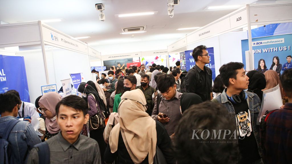 Job seekers crowded the job fair venue held at the Gelora Bung Karno Main Stadium, Central Jakarta, on Tuesday (4/7/2023). The job fair was attended by 100 companies offering around 5000 job vacancies.