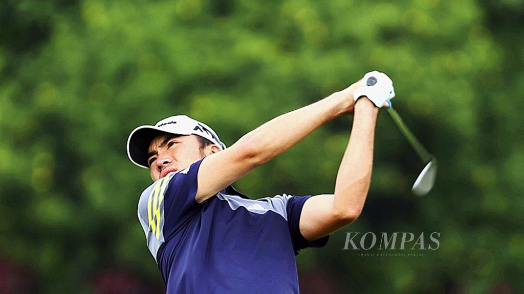 Pegolf Indonesia Rory Hie melakukan pukulan di putaran ketiga turnamen golf Indonesia Open 2017 di Pondok Indah Golf Course, Jakarta Selatan, Sabtu (28/10/2017).
