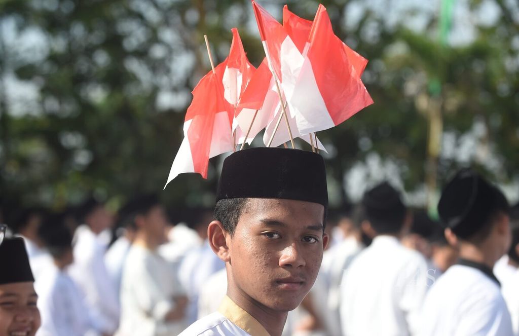 Santri menghadiri Apel Nasional Hari Santri di Lapangan Pondok Pesantren Tebuireng, Kabupaten Jombang, Jawa Timur, Sabtu (22/10/2022). 