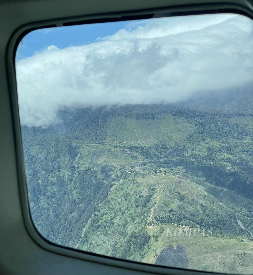 Foto dari udara salah satu distrik yang ada di Kabupaten Yahukimo, Papua Pegunungan, Jumat (10/11/2023).