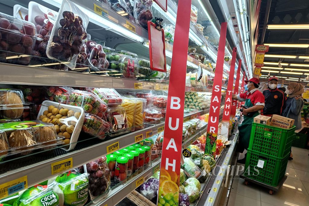 Konsumen memilih barang dagangan di pasar swalayan Super Indo di Jalan Ciater Raya, Serpong, Tangerang Selatan, Banten, Rabu (22/3/2023). Tempat-tempat belanja banyak didatangi warga yang berbelanja kebutuhan Ramadhan. 