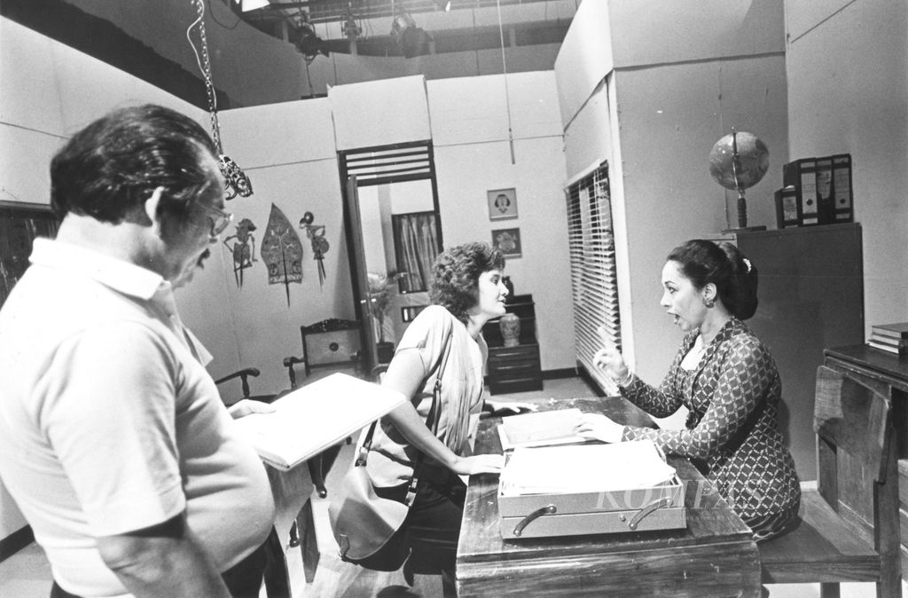 Salah satu suasana ketika serial "Losmen" yang ditayangkan TVRI masih diproduksi, 28/4/1987. Kiri, Wahyu Sihombing, dan Mieke Wijaya (kanan). Episode terakhir dari kemelut di dalam tubuh para pendukung "Losmen" adalah keputusan Sihombing, sebaiknya "Losmen" dihentikan saja.