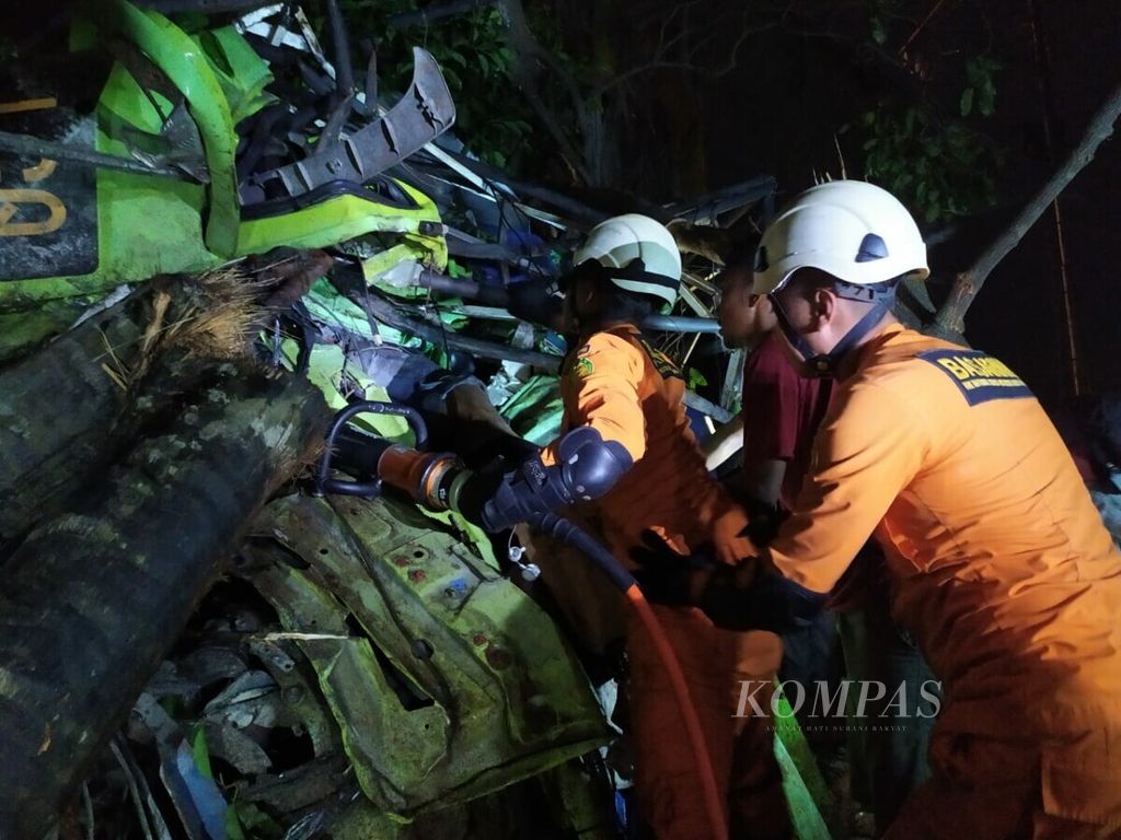 Petugas dari Basarnas Lampung mengevakuasi korban saat kecelakaan di dekat pintu masuk Pelabuhan Bakauheni, Kabupaten Lampung Selatan, Lampung, Sabtu (7/3/2020) malam.