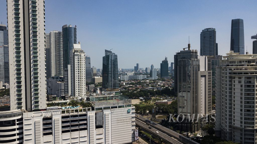 Gedung pencakar langit di kawasan Kuningan, Jakarta Selatan, Rabu (20/12/2023). Pertumbuhan ekonomi Indonesia tetap kuat di tengah ketidakpastian kondisi perekonomian global. 
