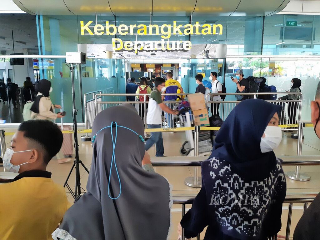 Arus balik mulai mencapai puncaknya di Bandara Sultan Thaha, Jambi, Jumat (6/5/2022). Keterisian penumpang telah 100 persen atau 4.000 orang. Pihak bandara meminta maskapai menambah lagi penerbangan demi memenuhi kebutuhan warga. 