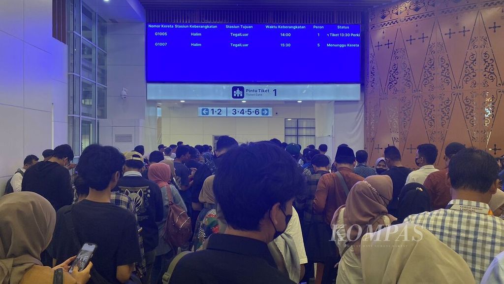 Warga menunggu jam keberangkatan kereta cepat Jakarta-Bandung di Stasiun Halim, Jakarta, Kamis (21/9/2023).