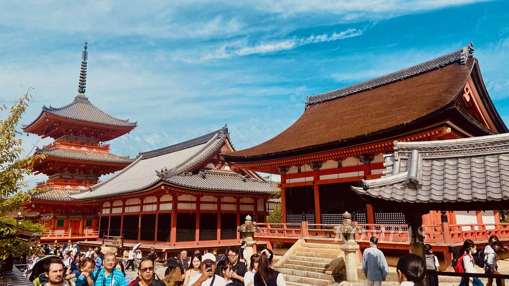 Halaman Kuil Kiyumizu di Kyoto, Jepang, pada 3 Oktober 2023. Kuil itu menjadi situs warisan budaya dunia sekaligus salah satu andalan pariwisata Jepang.
