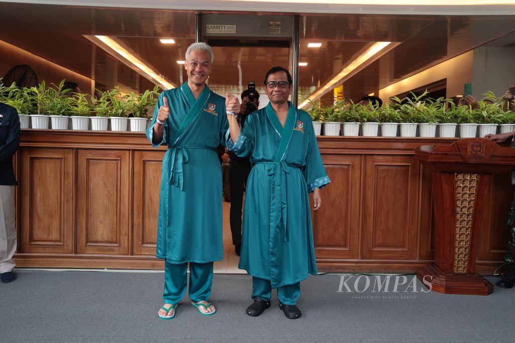 Bakal calon presiden dan bakal calon wakil presiden, Ganjar Pranowo (kiri) dan Mahfud MD, bersiap menjalani pemeriksaan kesehatan di RSPAD Gatot Soebroto, Jakarta, Minggu (22/10/2023).