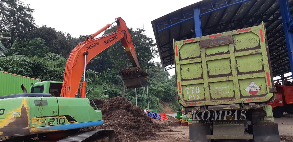 Olahan sampah organik di tempat penyaringan sampah di TB Simatupang, Jakarta Selatan, diangkut dengan alat berat, Senin (11/12/2023). Olahan sampah ini akan dijadikan pupuk kompos dan bahan bakar alternatif.