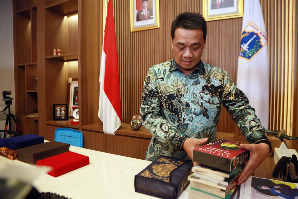 Wakil Gubernur DKI Jakarta Ahmad Riza Patria tengah merapikan buku-buku koleksinya yang tersimpan di ruang kantornya, Balai Kota, Jumat (14/10/2022). 