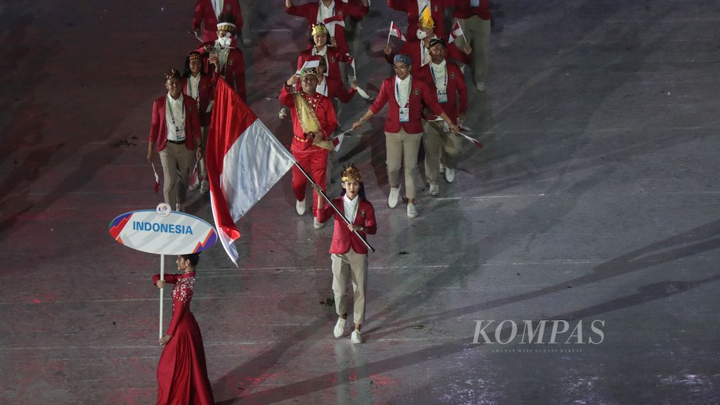 Athlete Emilia Nova carries the Red and White flag during the Indonesian contingent's defecation at the opening ceremony of the 2021 SEA Games Vietnam at My Dinh Stadium, Hanoi, Vietnam, Thursday (12/5/2022).